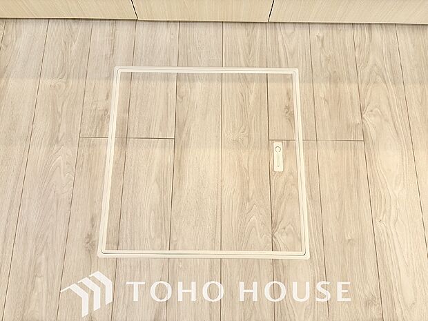 キッチン下部に設けた床下収納。缶詰のストックや非常食、梅酒や味噌などの保存食入れとして利用可です。