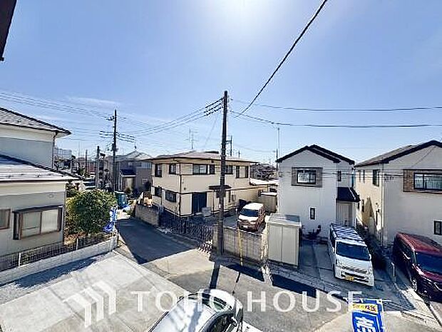 星空が地上に映りこむかのような夜景のきらめきまで、この街ならではの美しい風景の物語が室内に展開。