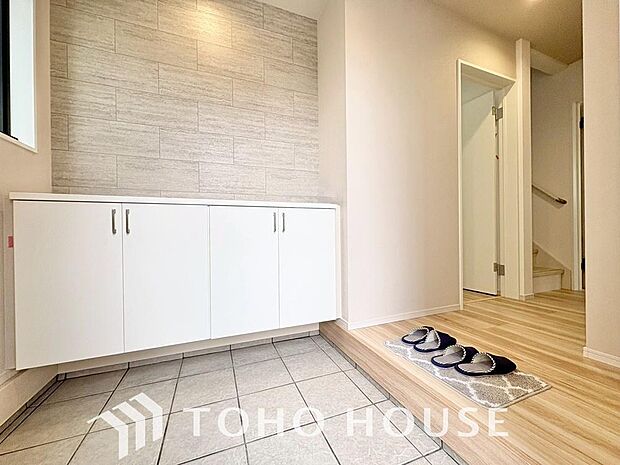 毎日みんなを見送り、そして迎え入れる場所だから。帰りたくなる家をテーマに設計した、自慢の玄関です。