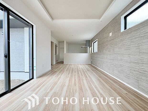 リビングも広く設け、訪れる人々を暖かく迎えてくれます。