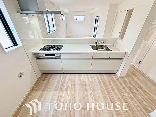 夫婦そろってキッチンに立っても調理がしやすく余裕の広さ。家事をしながら会話も弾みます。