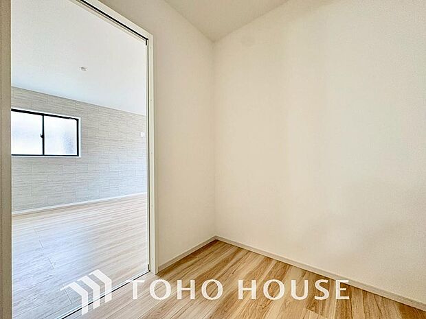 リビングと廊下からの両方からの利用が可能の「シェアクローク」がございます。収納スペースやお子様の勉強スペース・家事スペースなど、使い勝手はお客様好みの空間に。