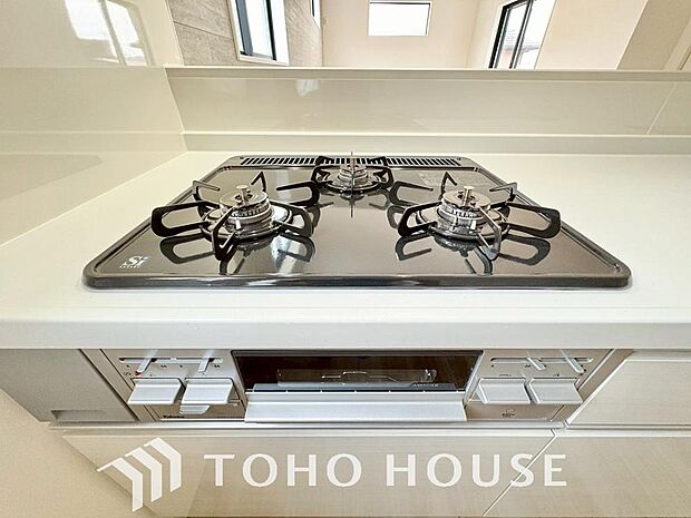 3口コンロは一度に複数のお料理を作ることができるメリットがあります。毎日のキッチンタイムを効率よく。