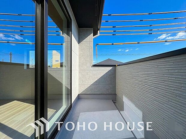 頬をなでる優しい風を感じることが出来るバルコニー。つい深呼吸をしたくなる気持ちの良い眺望です。