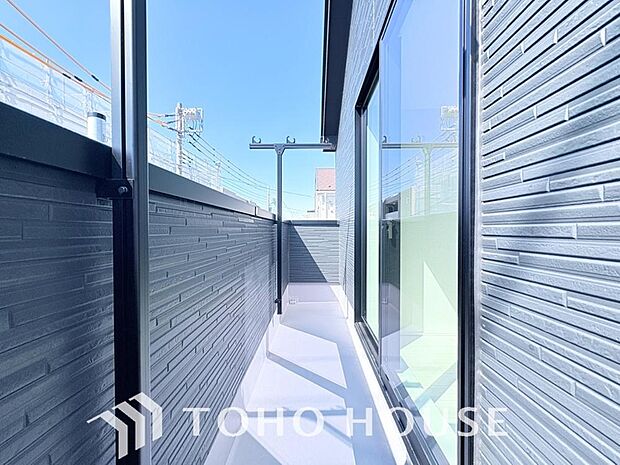 太陽に愛された邸は、陽当り、通風に優れた魅力的で快適さを追求した邸宅です。