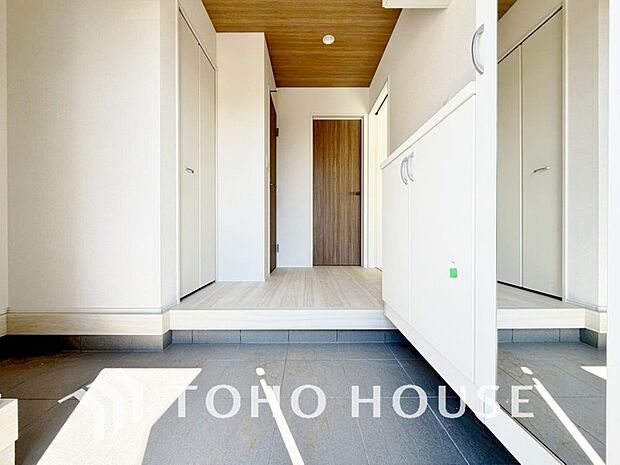 広々した玄関スペースはベビーカーも楽々置けるゆったりスペースが魅力です。