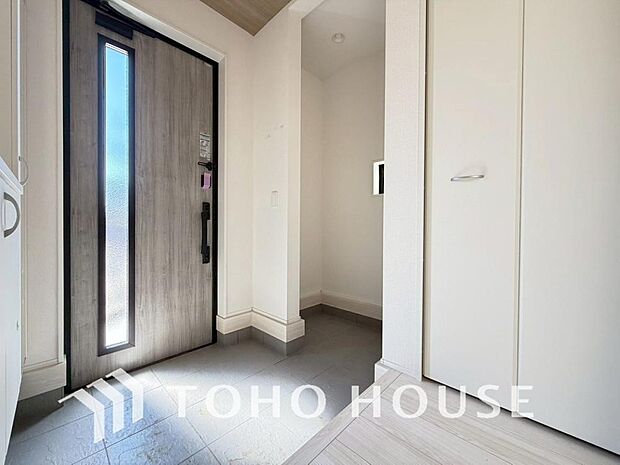 ゲストを招き、家族を迎える玄関は、ディスプレイや照明にこだわってみてはいかがでしょうか。