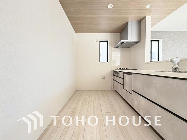 夫婦そろってキッチンに立っても調理がしやすく余裕の広さ。家事をしながら会話も弾みます。