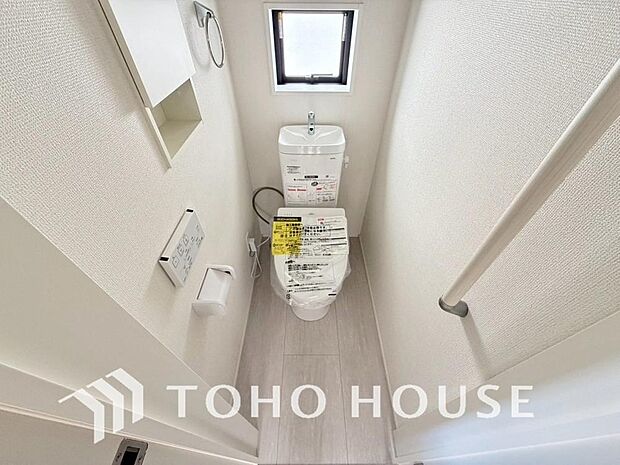 十分な広さと清潔感のあるカラーで纏まったおトイレ。時間に余裕とゆとりを持たせます。