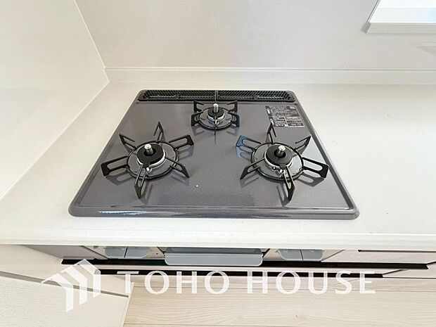 3口コンロは一度に複数のお料理を作ることができるメリットがあります。毎日のキッチンタイムを効率よく。