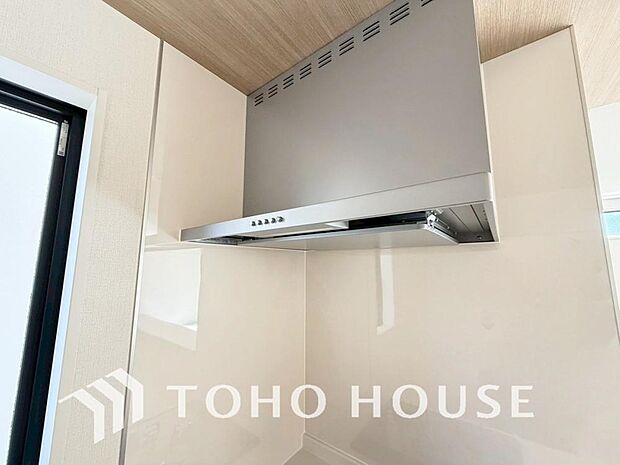 昨今主流のスリムタイプのレンジフード。そのスタイリッシュな見た目から、インテリアとしても高い人気がある型です。また、スリム型の大きなメリットとして、掃除のしやすさがあります。