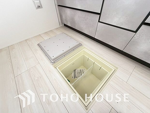 スペースを上手く活用した床下収納はあると何かと便利。食料のストック品はもちろん、掃除用具など。