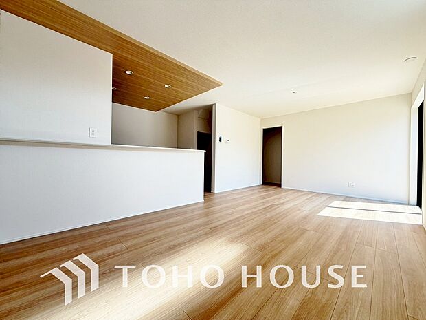 光と風があふれる開放的なリビングダイニングには自然と家族みんなが集まってきます。