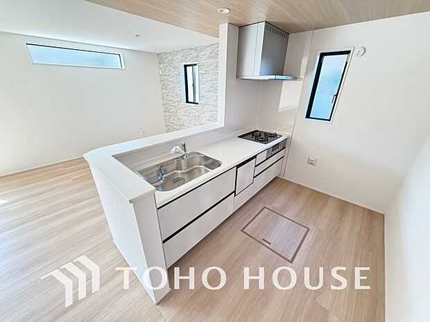 キッチンの収納は、デッドスペースになりやすい箇所を有効活用できる、スライド式収納を採用しました。