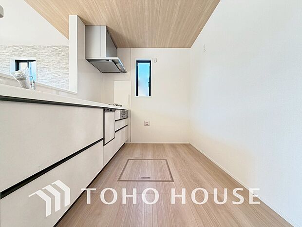 ご家族みんなで調理ができる位のスペースを実現したキッチン空間となっております。