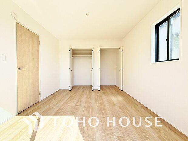 居室にはクローゼットを完備し、自由度の高い家具の配置が叶うシンプルな空間です。