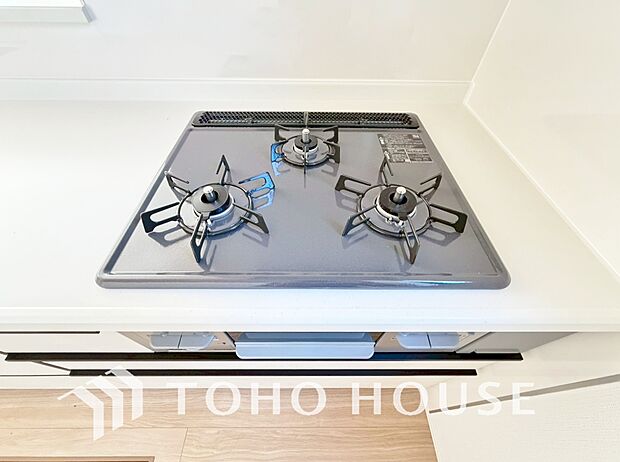 見た目に美しくインテリア性にも優れお掃除も簡単。3口コンロで忙しくても同時に調理で便利ですね。