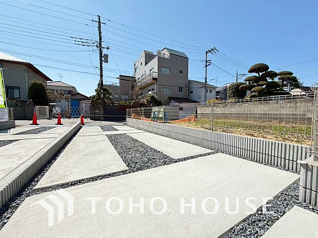 ゆったりとした駐車スペースを確保いたしましたので、大きめのお車でも駐車可能です。
