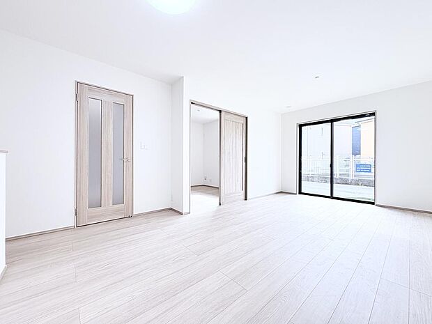 一日の中で多くの時間を過すことになるリビング。爽やかな通風と採光を存分に感じる事が出来る空間です。