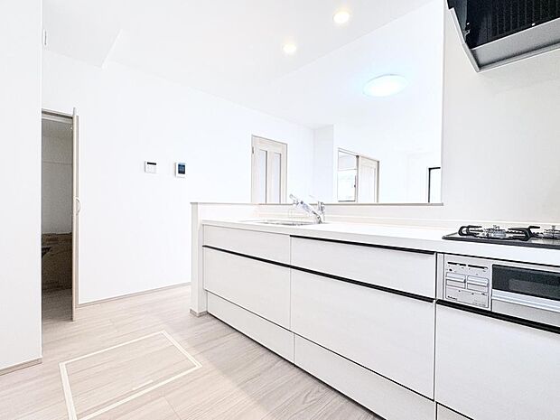 充実した収納スペースを搭載したシステムキッチンは、日々の家事がはかどります。