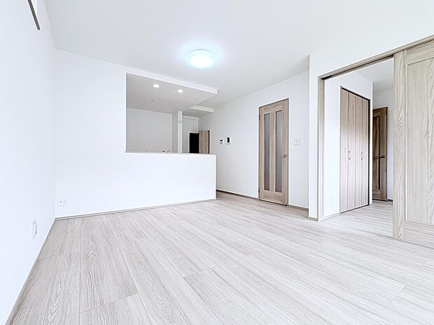 大型の冷蔵庫やレンジボードもしっかり置ける広々としたキッチンスペース。