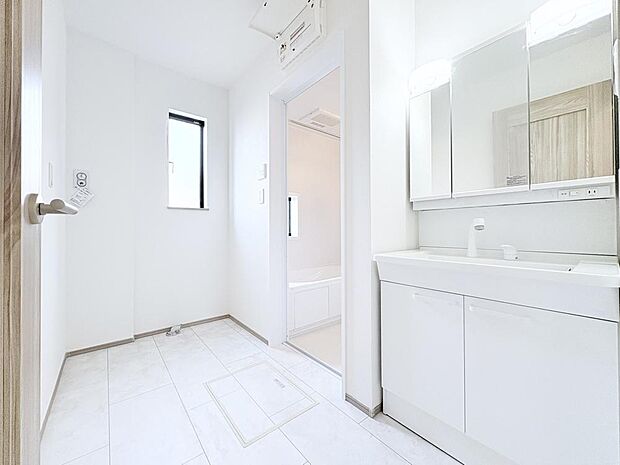 平日の朝であっても、落ち着きとくつろぎを感じられる空間。気持ちよく身だしなみを整えられます。