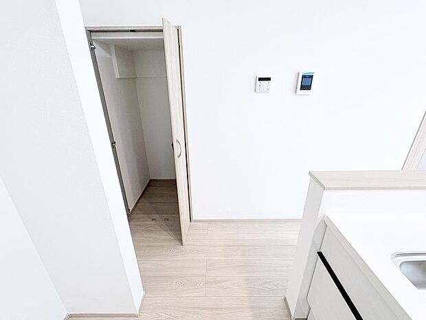 少しでも空いているスペースを収納にすることで、無駄のない空間を演出しております。