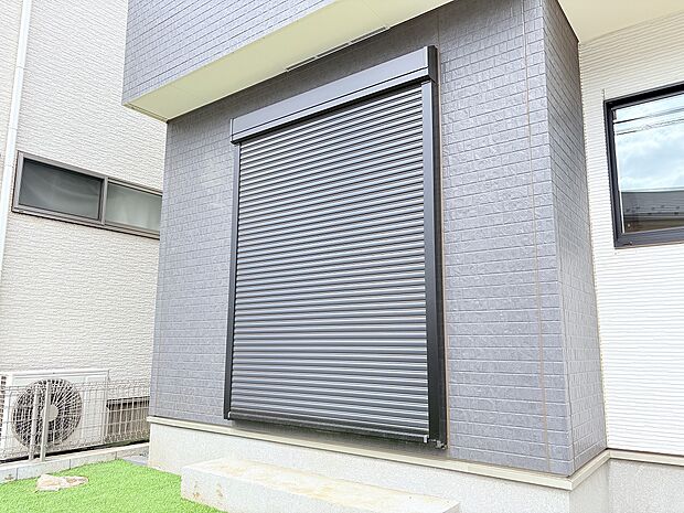 防犯機能のシャッターを完備しております。寒い冬でも中から開閉が可能ですのでラクラク便利。