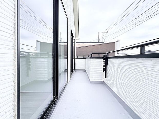 頬をなでる優しい風を感じることが出来るバルコニー。つい深呼吸をしたくなる気持ちの良い眺望です。