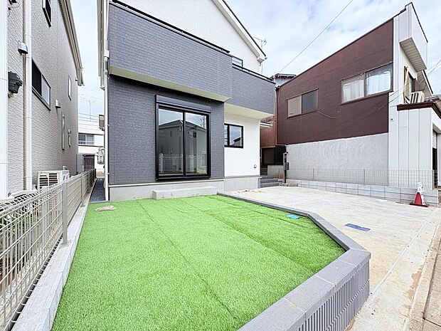 四季折々の変化を楽しめる心地よい場所。時間の経過と共に味わいが出る素敵な空間へ。