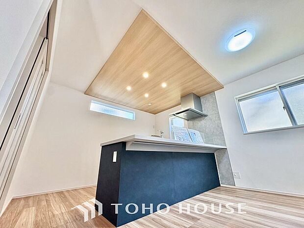 美しく使いやすいキッチン空間。優しい温もりを醸し出すキッチンは料理の為の配慮を随所に注ぎました。