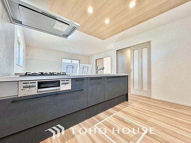 大型の冷蔵庫も配置できる広々としたキッチンスペースでお料理や家事をスムーズに進めることができます。