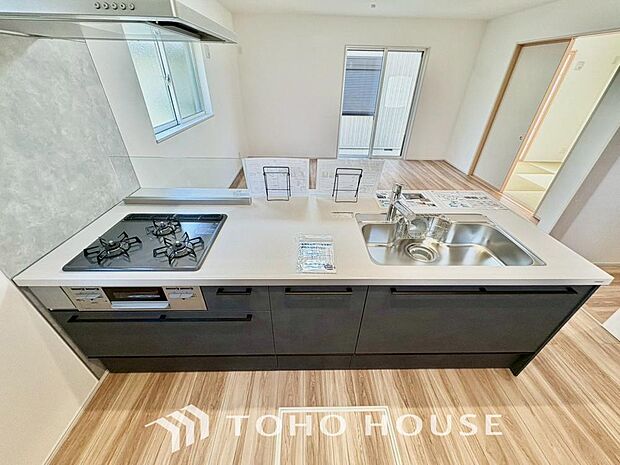 家族みんなでゆったりと調理や食事の準備ができる十分な広さを確保した、快適なキッチンスペース。