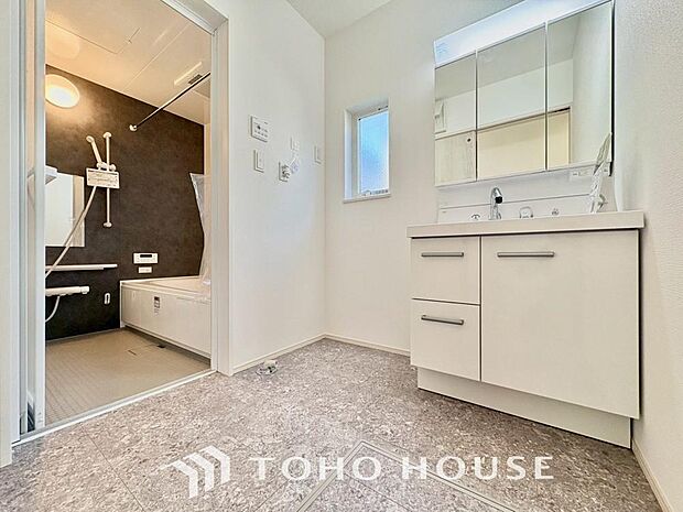 収納もさる事ながら、朝の慌ただしい時間もホテルライクなスペースで余裕とゆとりを感じて頂けます。