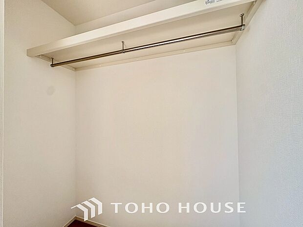 居室にはクローゼットを完備し、自由度の高い家具の配置が叶うシンプルな空間です。