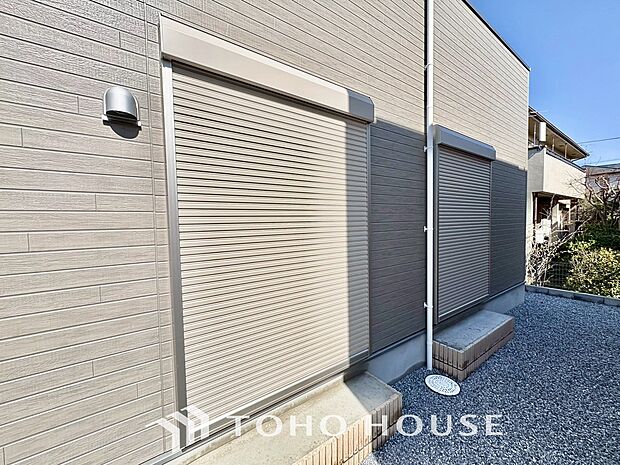 戸建にも防犯機能シャッターを完備しております。寒い冬でも中から開閉が可能ですのでラクラクな所も便利です。