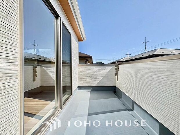 暖かい陽ざしが差込むバルコニー。晴れた日には、洗濯物が良く乾きます。風通しも良好です。