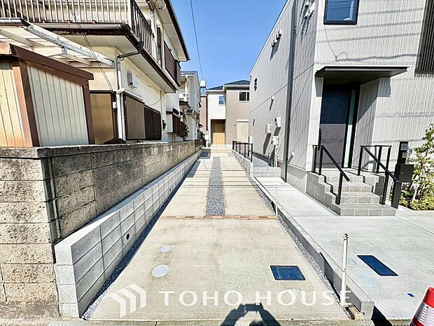 ゆったりとした駐車スペースを確保いたしましたので、大きめのお車でも駐車可能です。