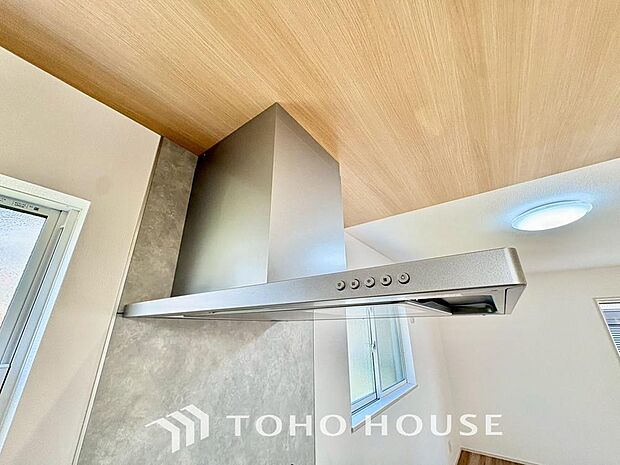 最新のレンジフードは静音性や省エネ性能が向上しデザインもスタイリッシュ。効率的な換気で料理を快適に。