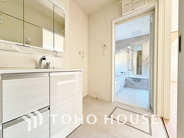 お家の中でも特にプライベートスペースとなる洗面所は、洗濯場所と浴室を同じ空間でまとめております。