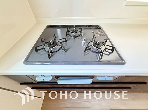 3口コンロは一度に複数のお料理を作ることができるメリットがあります。毎日のキッチンタイムを効率よく。