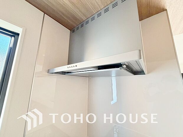 昨今主流のスリムタイプのレンジフード。スタイリッシュな見た目からインテリアとしても人気がある型です。