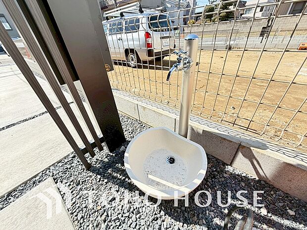 洗車の手入れや外回りのお掃除の際など、あると便利な外の立水栓がございます。