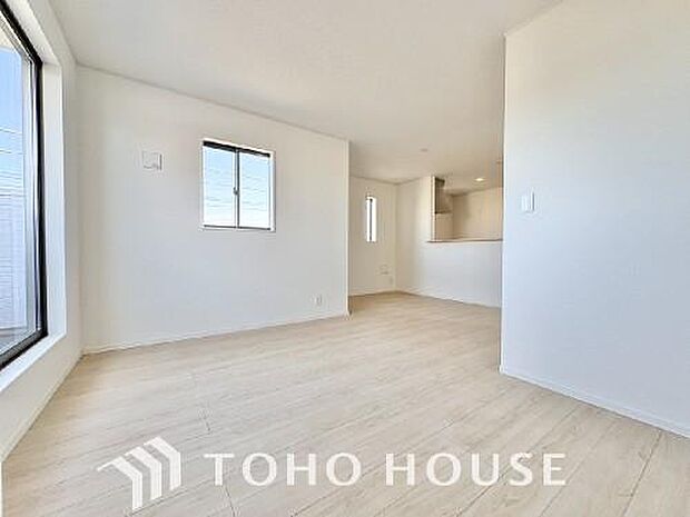 光が注がれる青い空から鮮やかに赤色にゆっくりと染まる。そんな優しい時間がここでは流れてゆく。