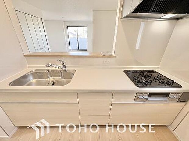 夫婦そろってキッチンに立っても調理がしやすく余裕の広さ。家事をしながら会話も弾みます。