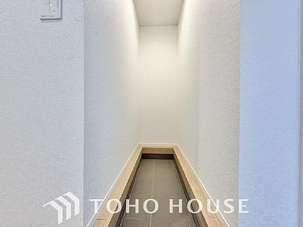 人を迎え入れる最初の場所だからこそ、清潔感が大事。ゆとりあるシューズインクロークも設置しました。