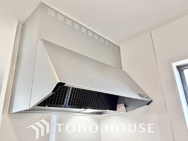 キッチンの換気扇はスタイリッシュなデザインで、日々のお手入れもラクラクな仕様となっております。