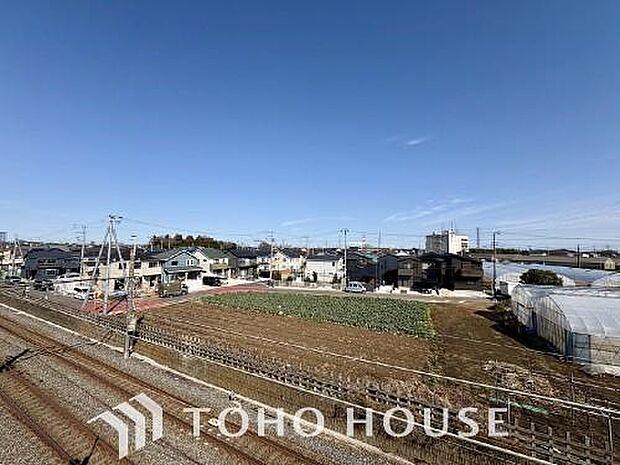 その豊かな眺望にふさわしい空間には、通風・採光にも優れ、心地よい光と風があふれています。