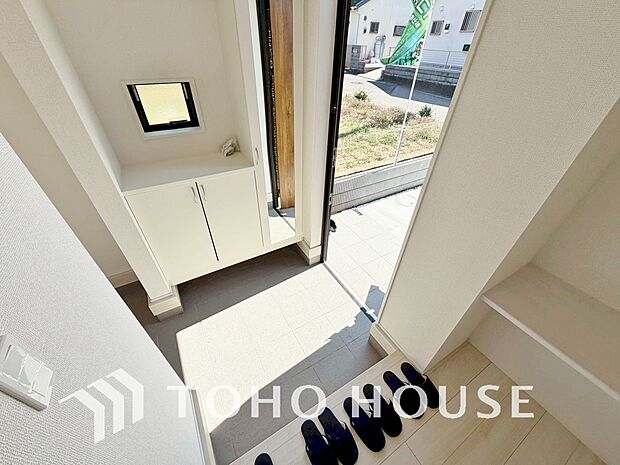 人を迎え入れる最初の場所だからこそ、清潔感が大事。ゆとりあるシューズインクロークも設置しました。