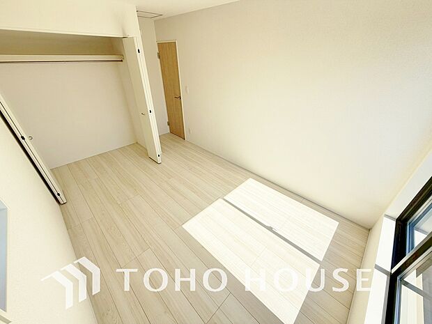 居室にはクローゼットを完備し、自由度の高い家具の配置が叶うシンプルな空間です。